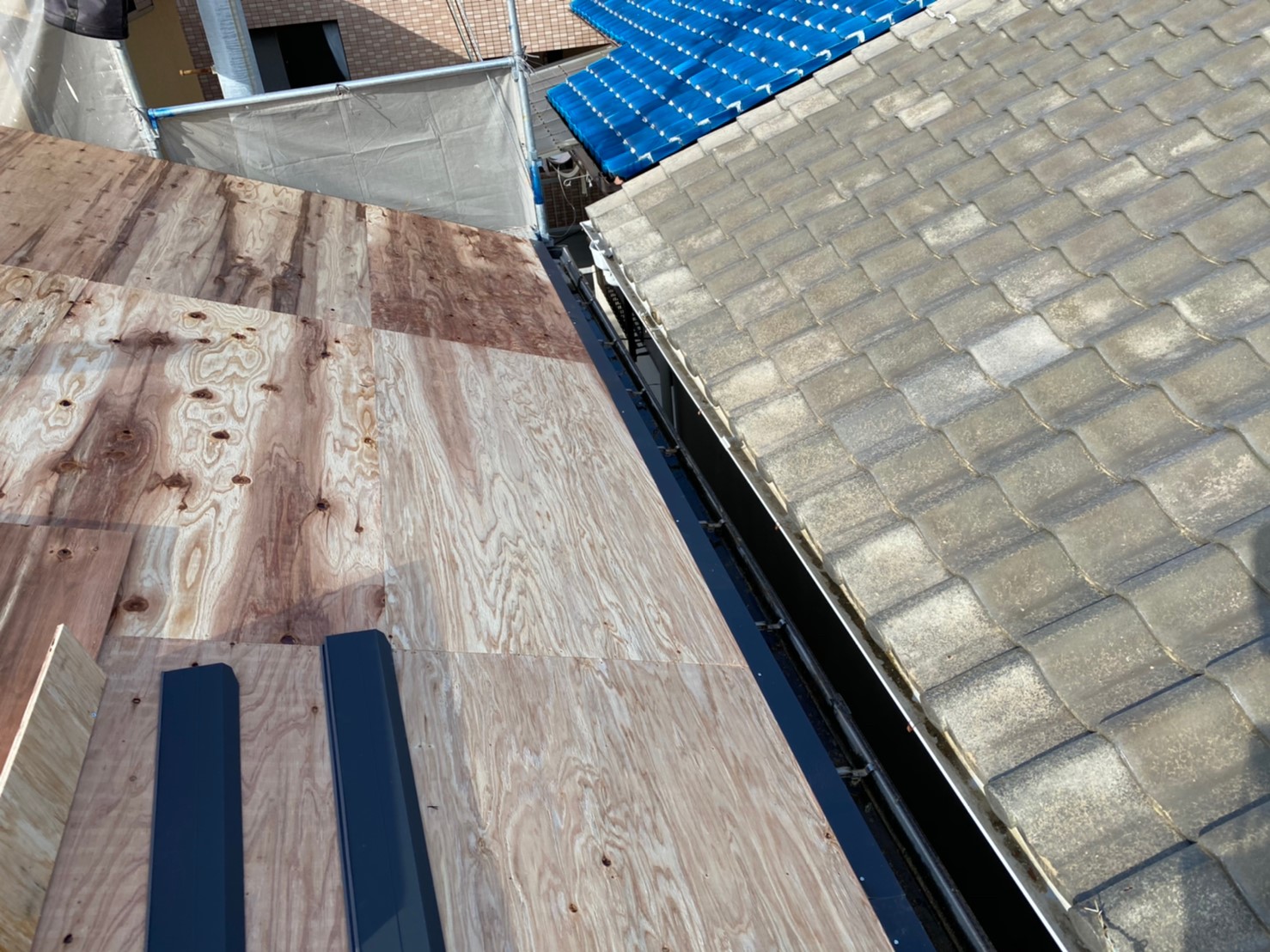 野地板を屋根面に敷き詰める増し張り